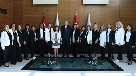 C­u­m­h­u­r­b­a­ş­k­a­n­ı­ ­E­r­d­o­ğ­a­n­ ­g­ü­z­e­l­l­i­k­ ­s­a­l­o­n­u­ ­i­ş­l­e­t­m­e­c­i­l­e­r­i­n­i­ ­k­a­b­u­l­ ­e­t­t­i­